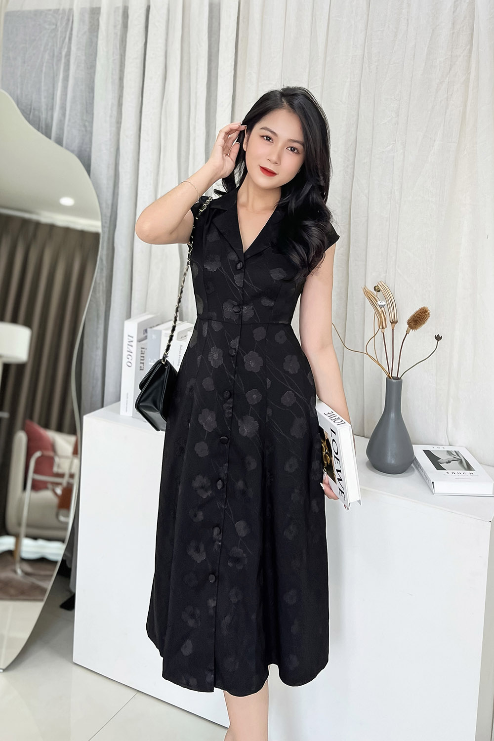 Đầm đen sơ mi dáng xòe tay hến