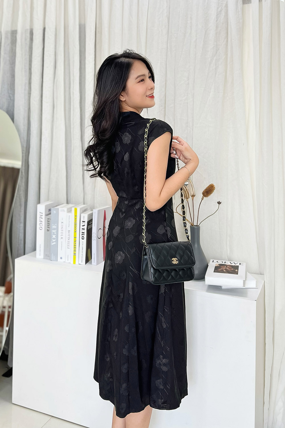 Đầm đen sơ mi dáng xòe tay hến