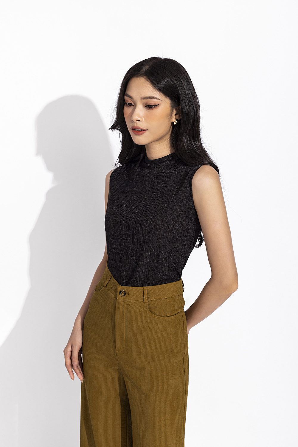 Áo thun nữ dáng ôm sát nách màu đen