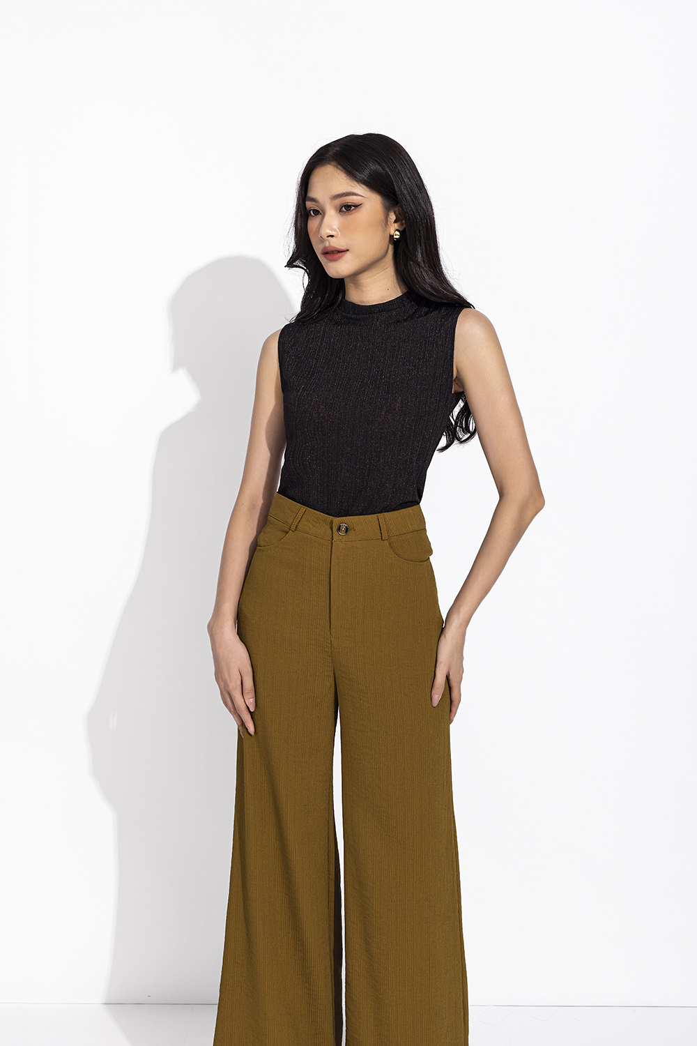 Áo thun nữ dáng ôm sát nách màu đen