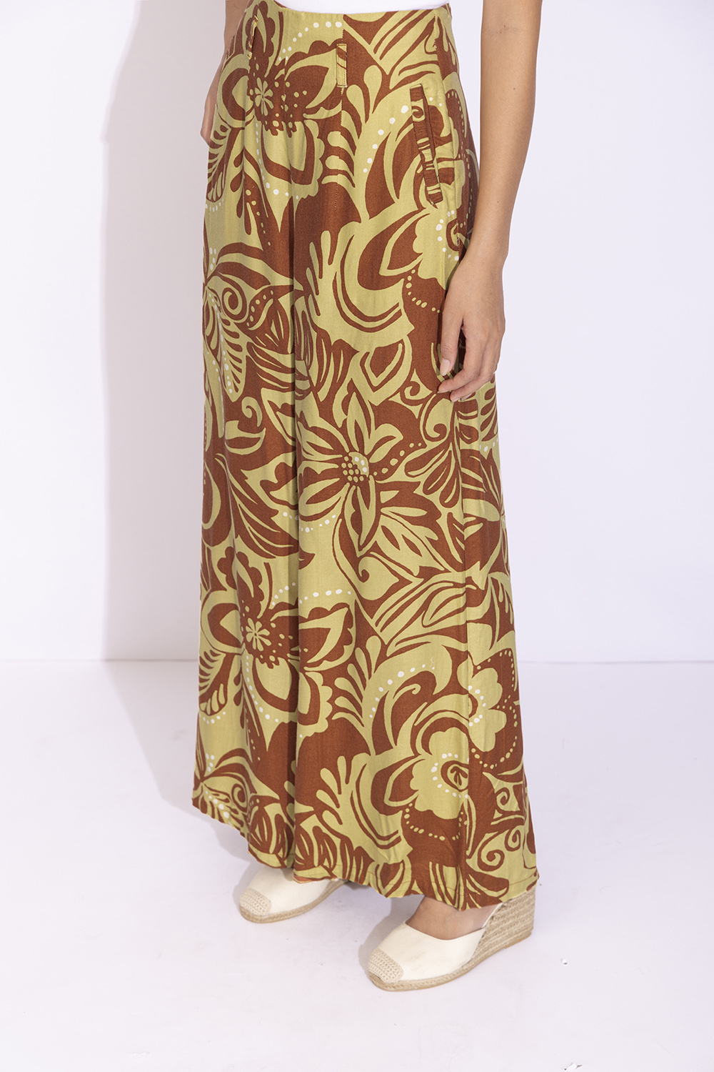 Quần nữ ống rộng lưng cao họa tiết