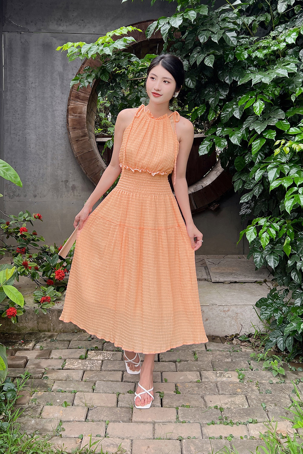 Đầm dáng dài cổ yếm eo bo chun