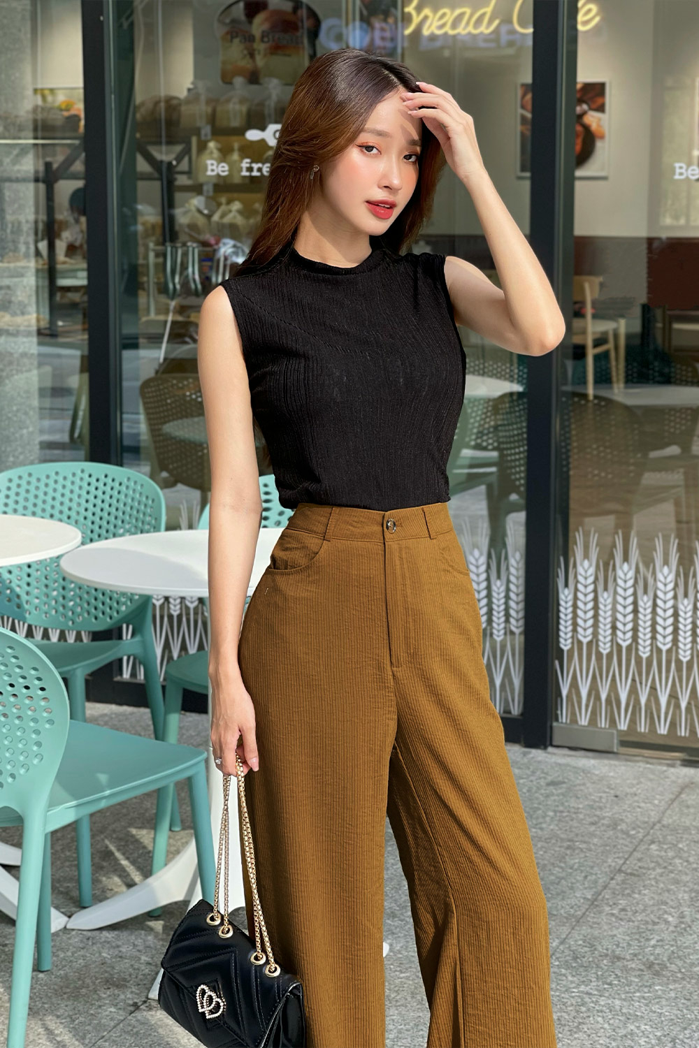 Áo thun nữ dáng ôm sát nách màu đen