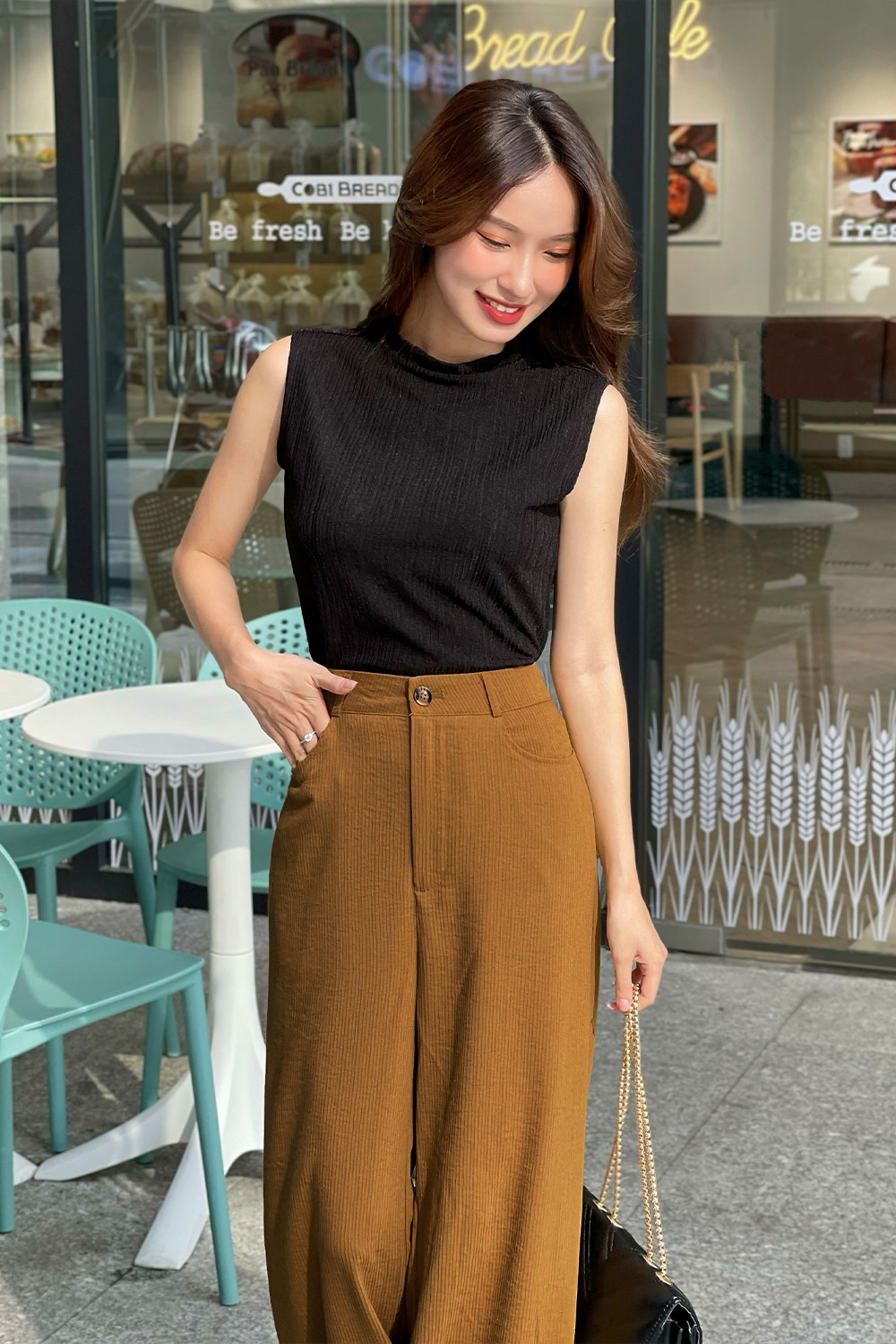 Áo thun nữ dáng ôm sát nách màu đen