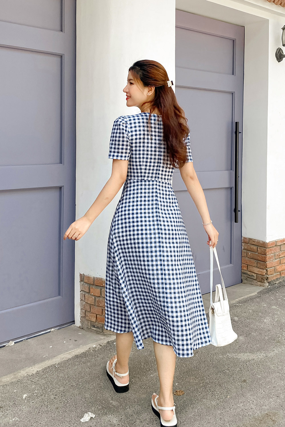 Đầm caro công sở cổ vuông dáng xòe