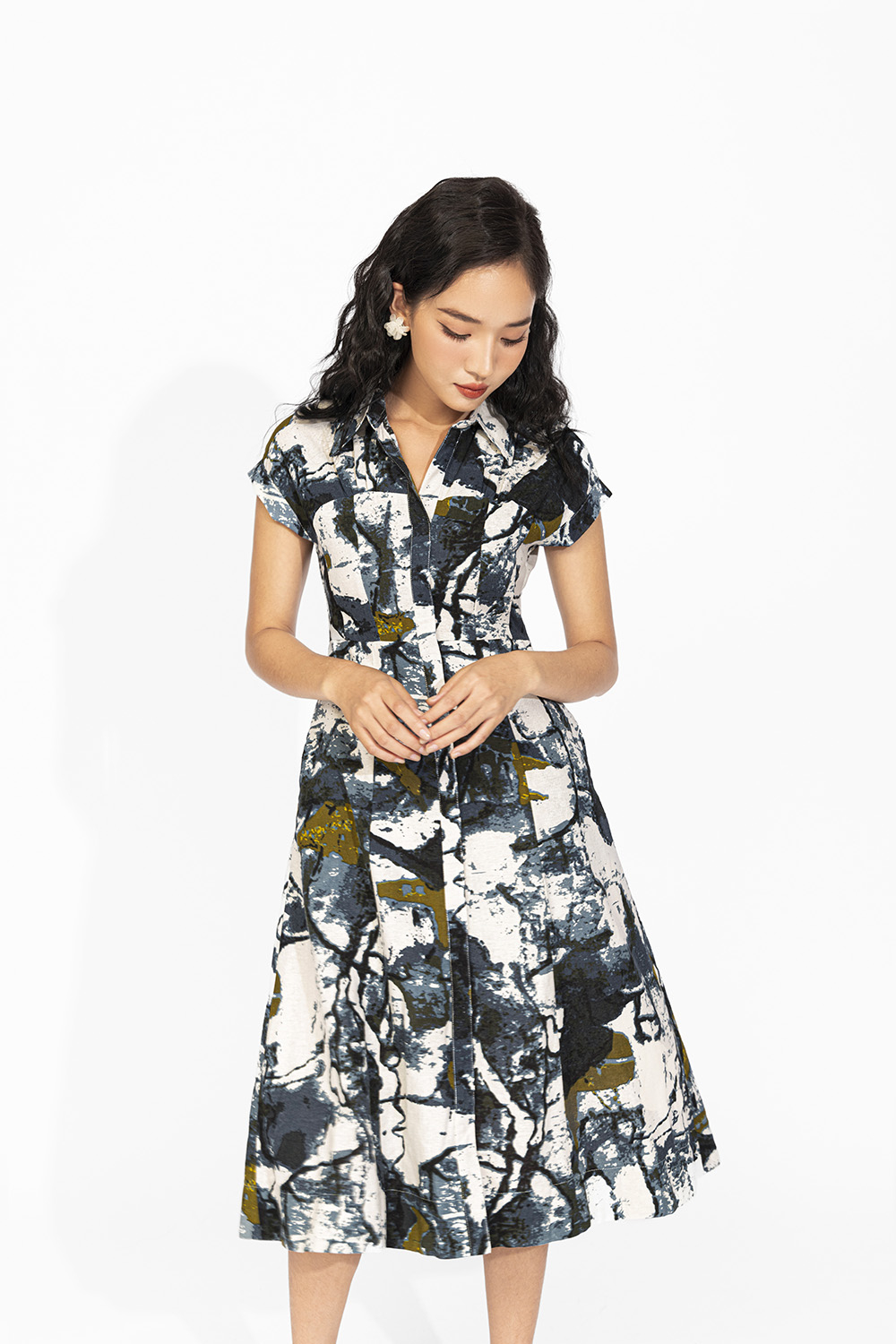 Đầm sơ mi tay hến họa tiết trừu tượng