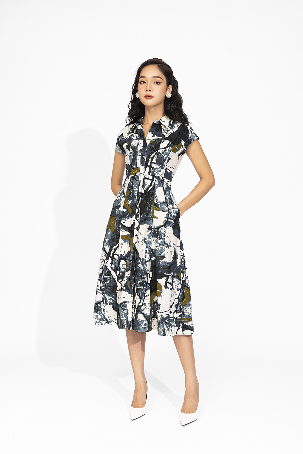 Đầm sơ mi tay hến họa tiết trừu tượng