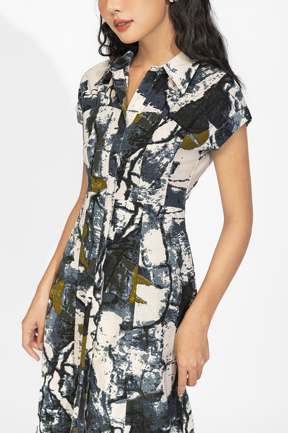 Đầm sơ mi tay hến họa tiết trừu tượng