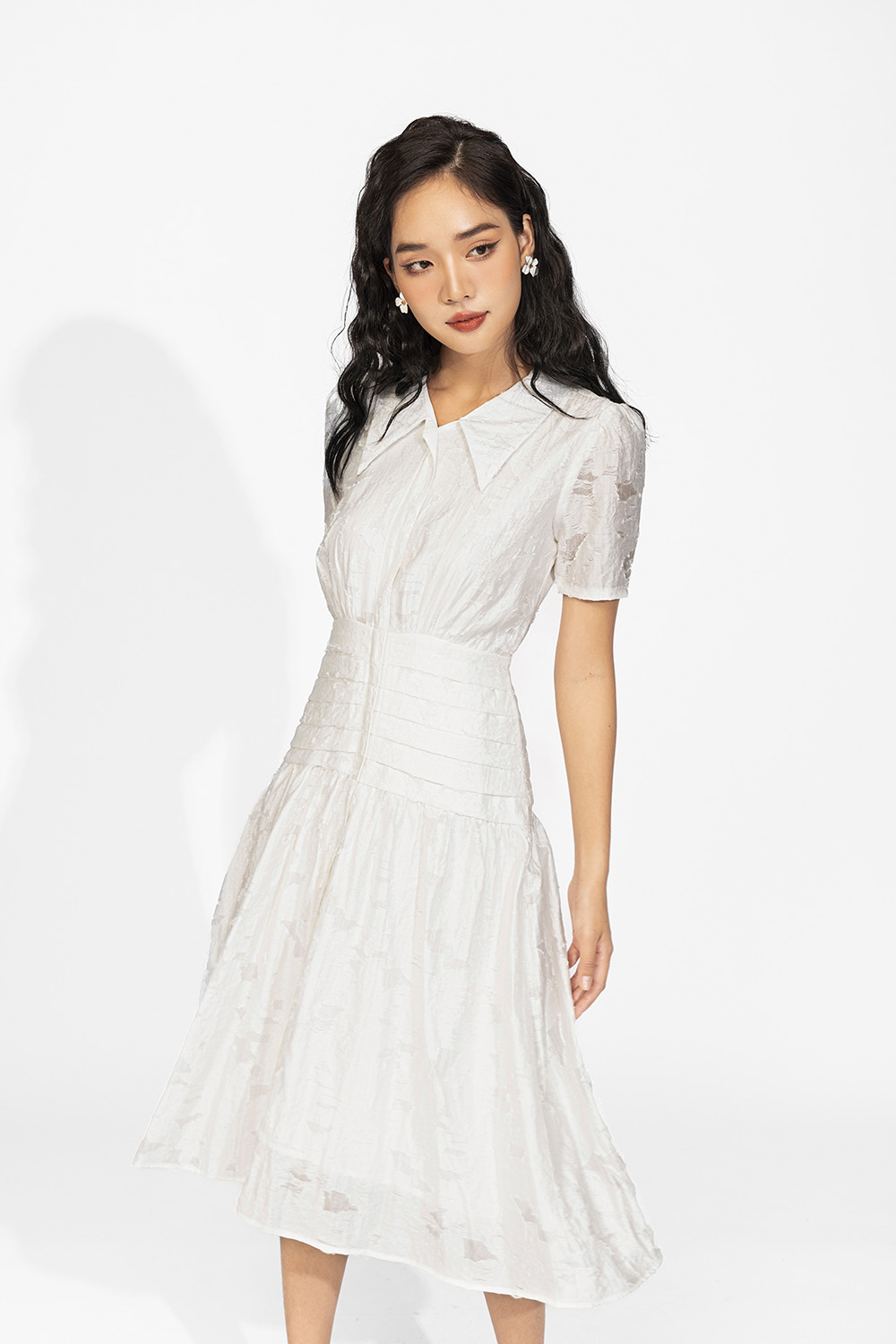 Đầm trắng cổ sen nhọn phối xếp ly