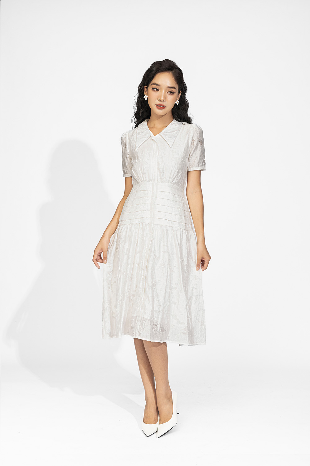 Đầm trắng cổ sen nhọn phối xếp ly