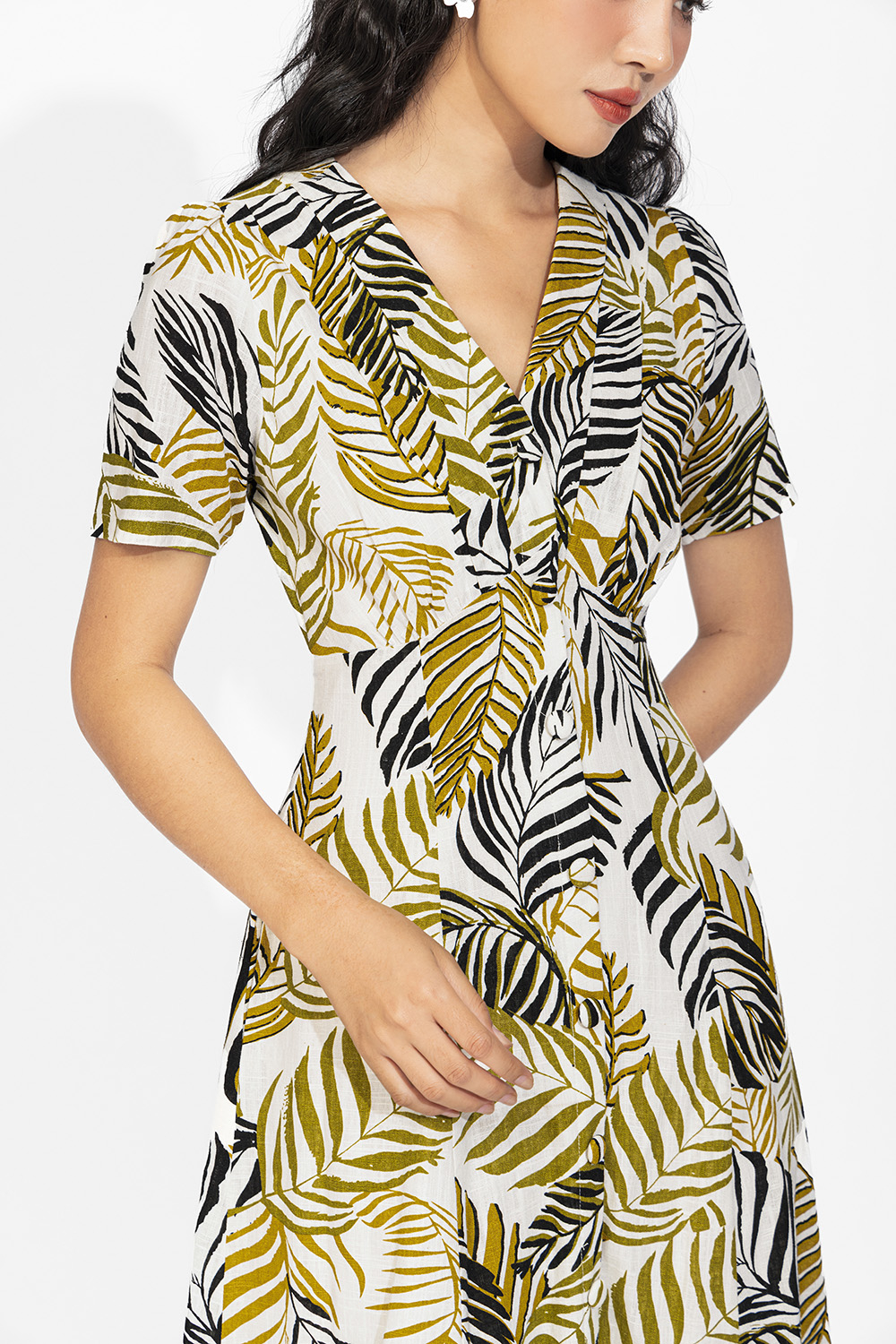 Đầm xòe họa tiết lá tay ngắn cổ chữ V