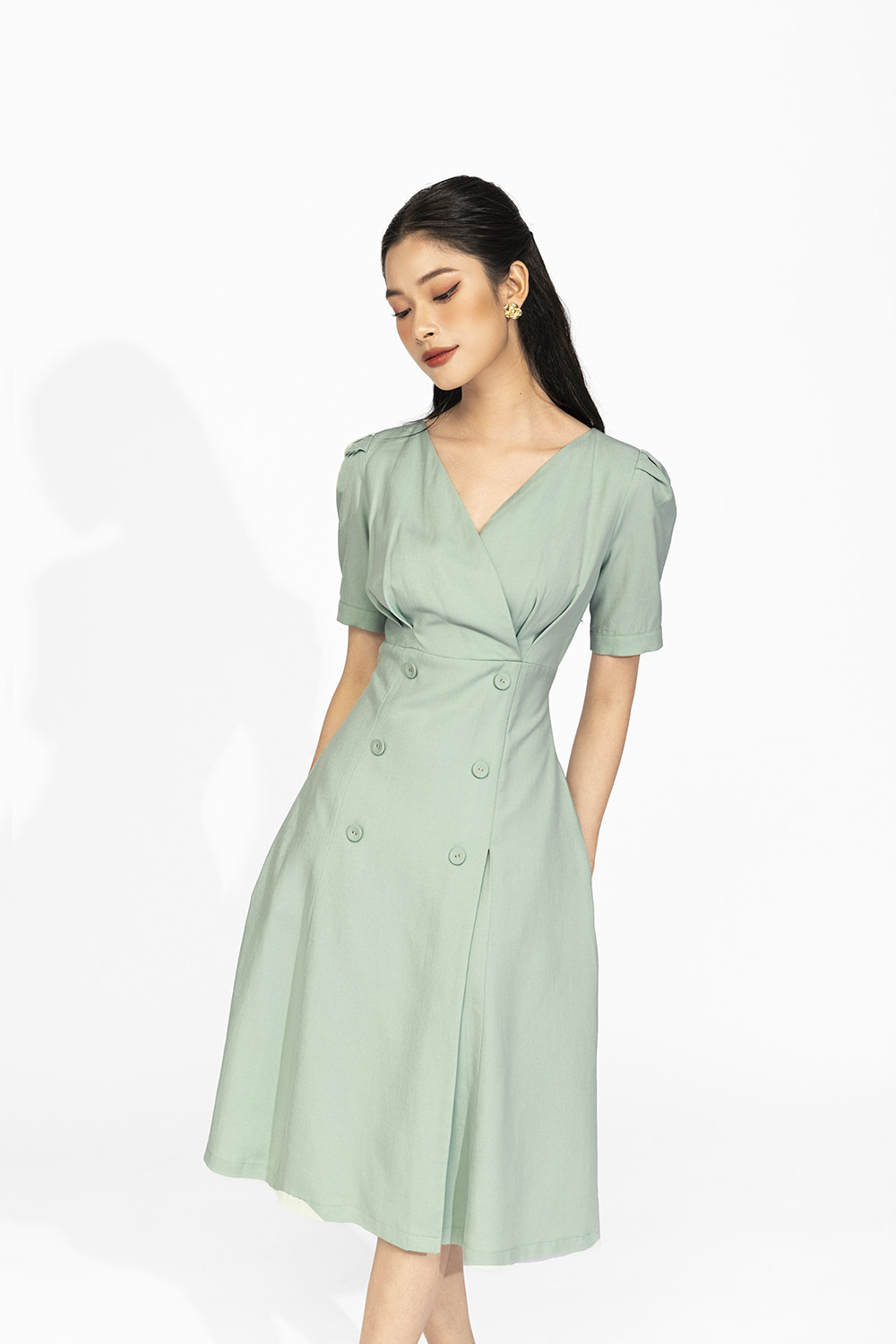 Đầm xanh xòe phối nút cổ chữ V tay ngắn