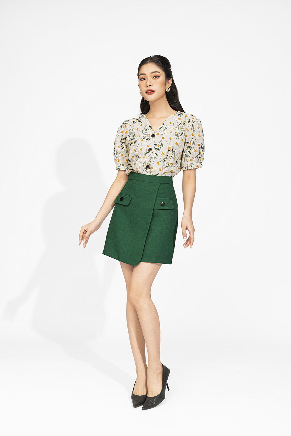 Áo kiểu họa tiết hoa tay phồng cổ chữ V