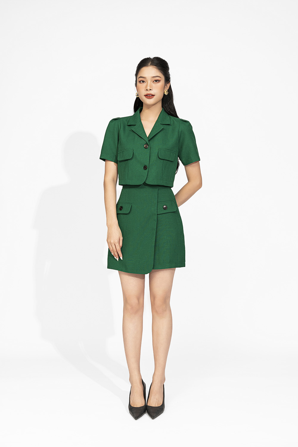 Áo croptop cổ vest tay ngắn phối nắp túi