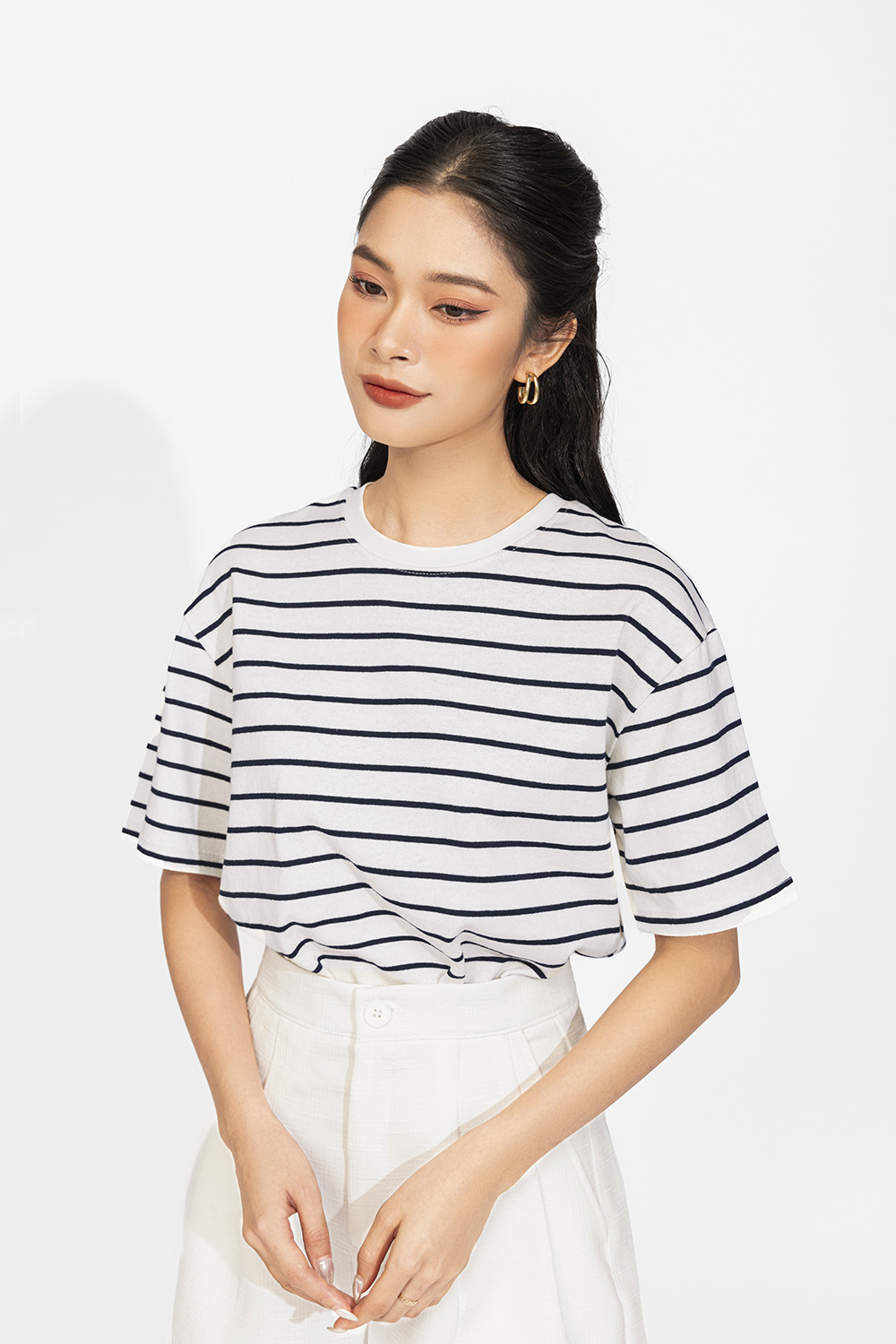 Áo thun nữ tay ngắn họa tiết kẻ ngang