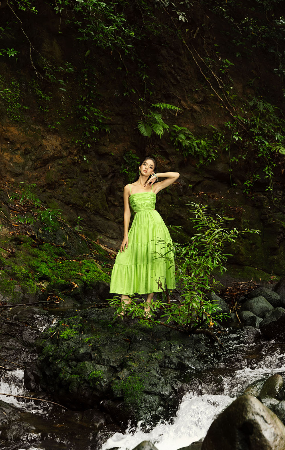 Đầm hai dây dáng xòe xếp tầng