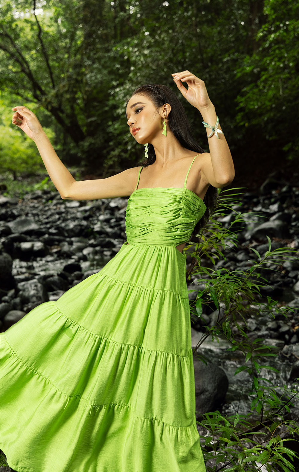 Đầm hai dây dáng xòe xếp tầng