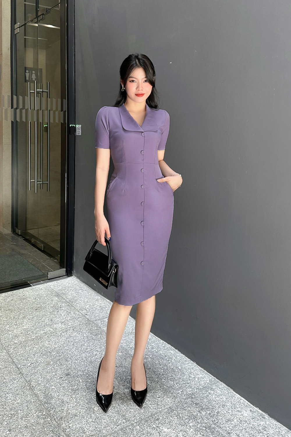 Đầm tím ôm body cổ sen phối nút