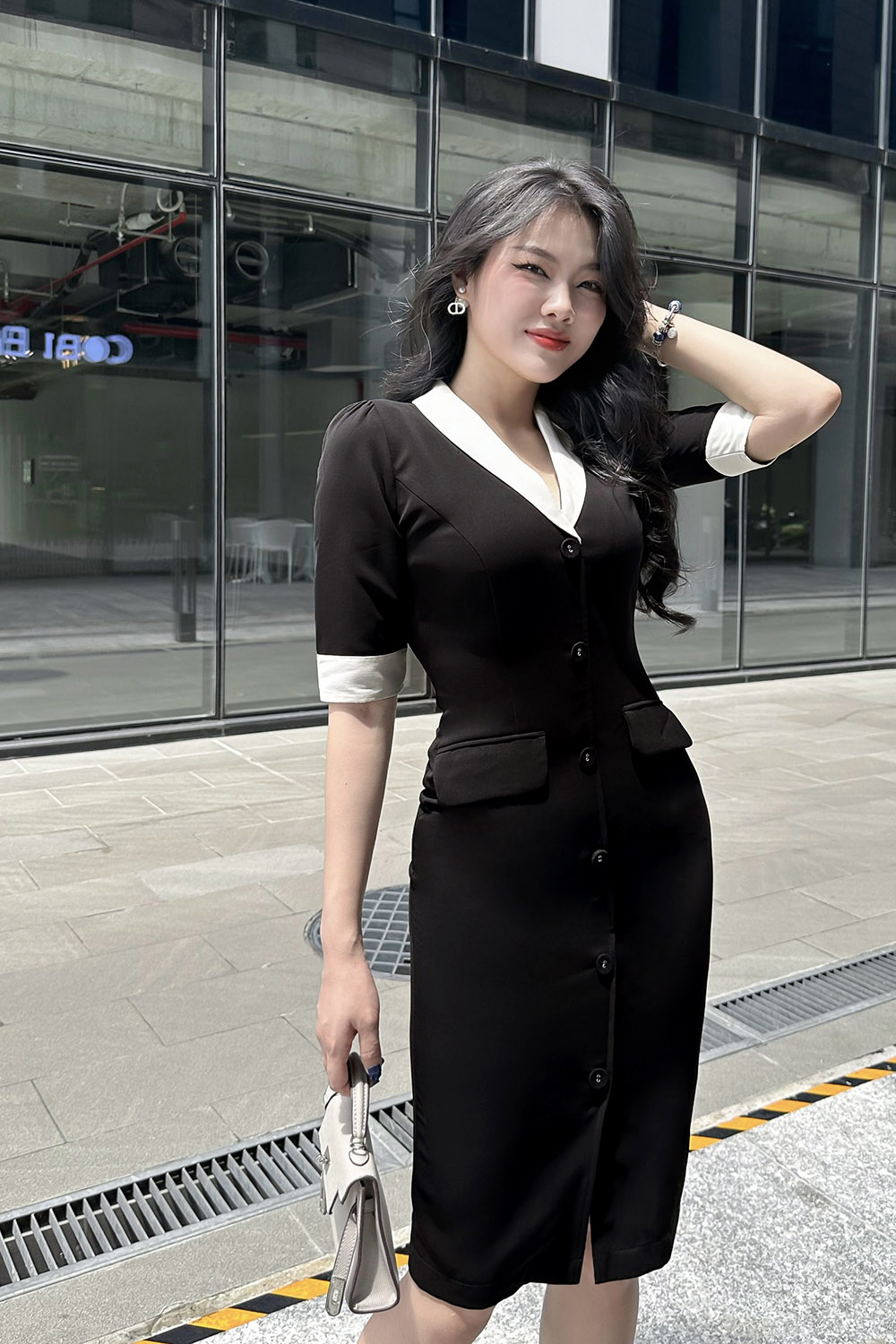 Đầm đen công sở dáng ôm cổ đan tông