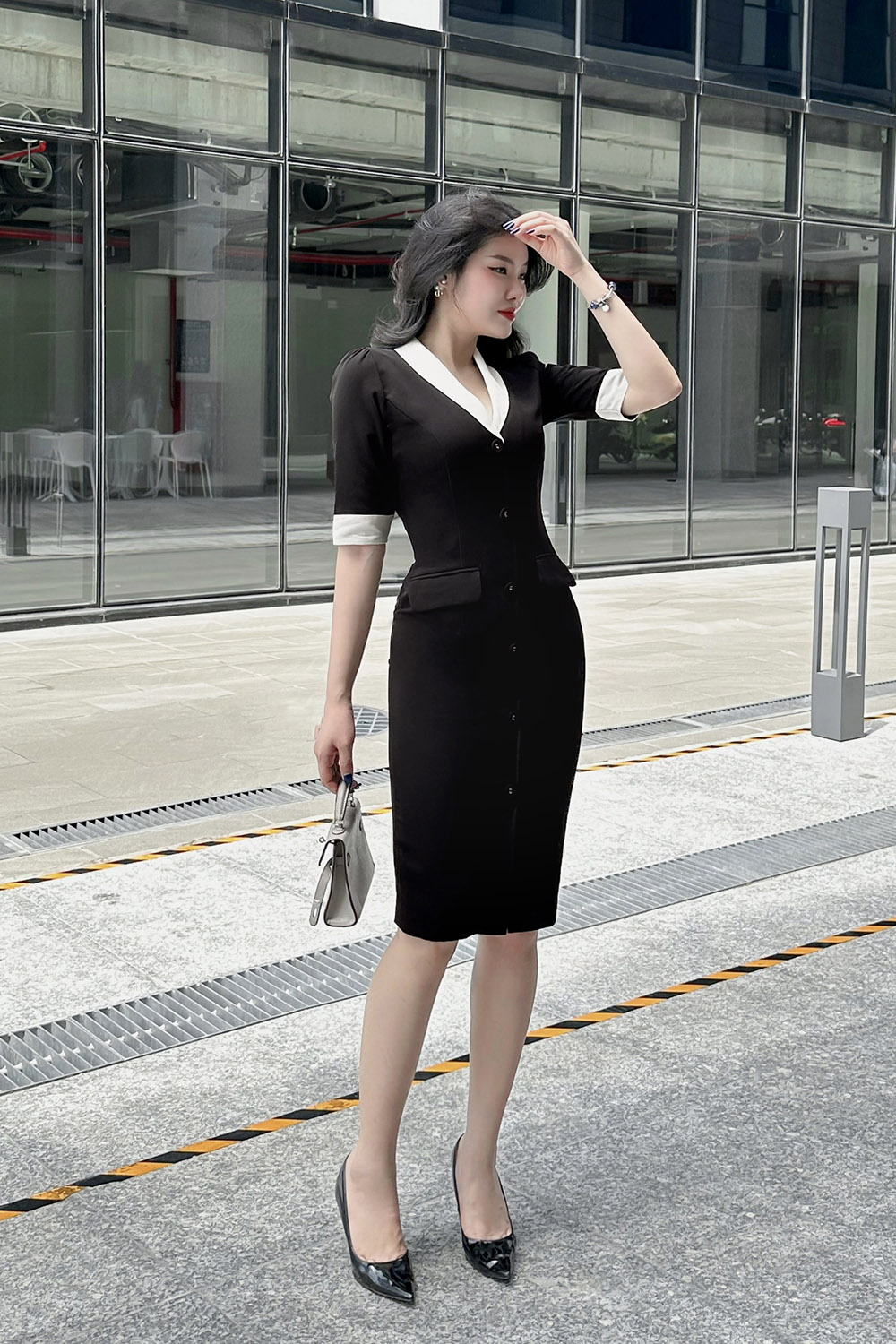 Đầm đen công sở dáng ôm cổ đan tông