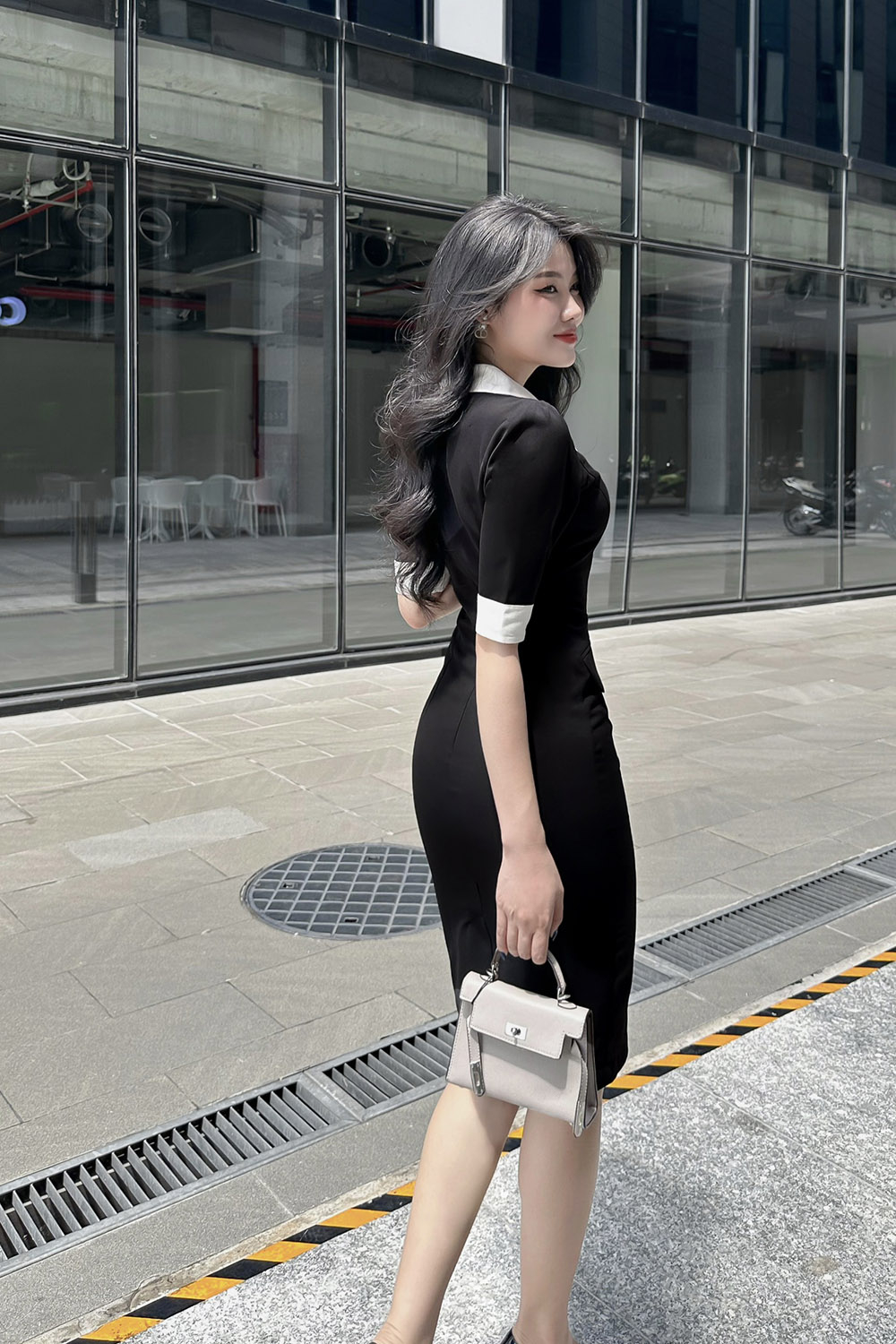 Đầm đen công sở dáng ôm cổ đan tông