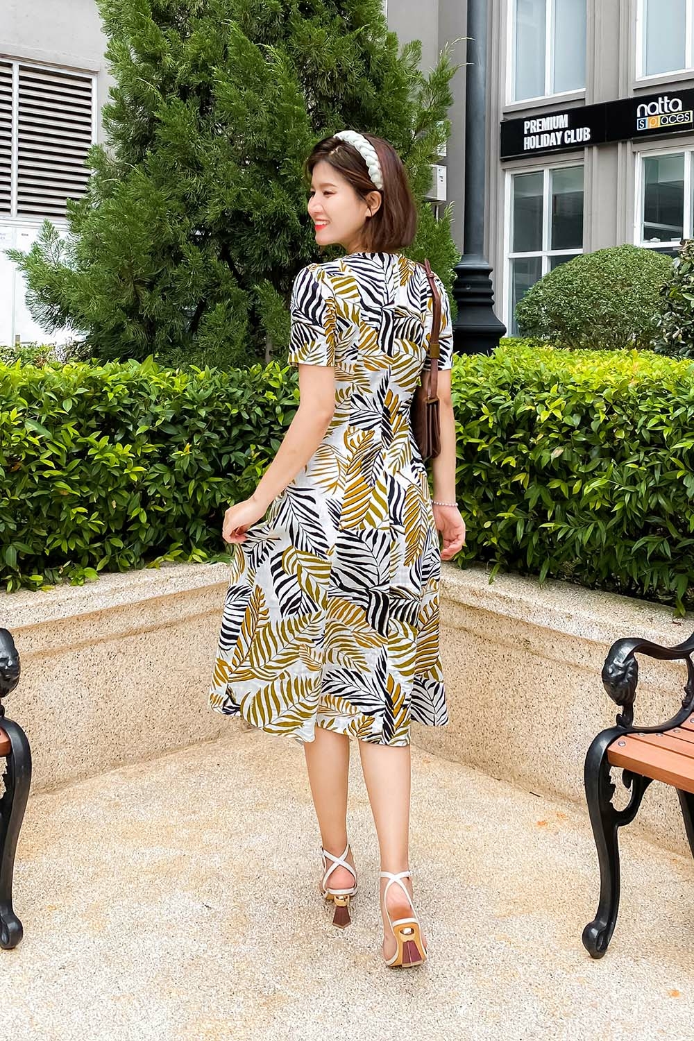 Đầm xòe họa tiết lá tay ngắn cổ chữ V