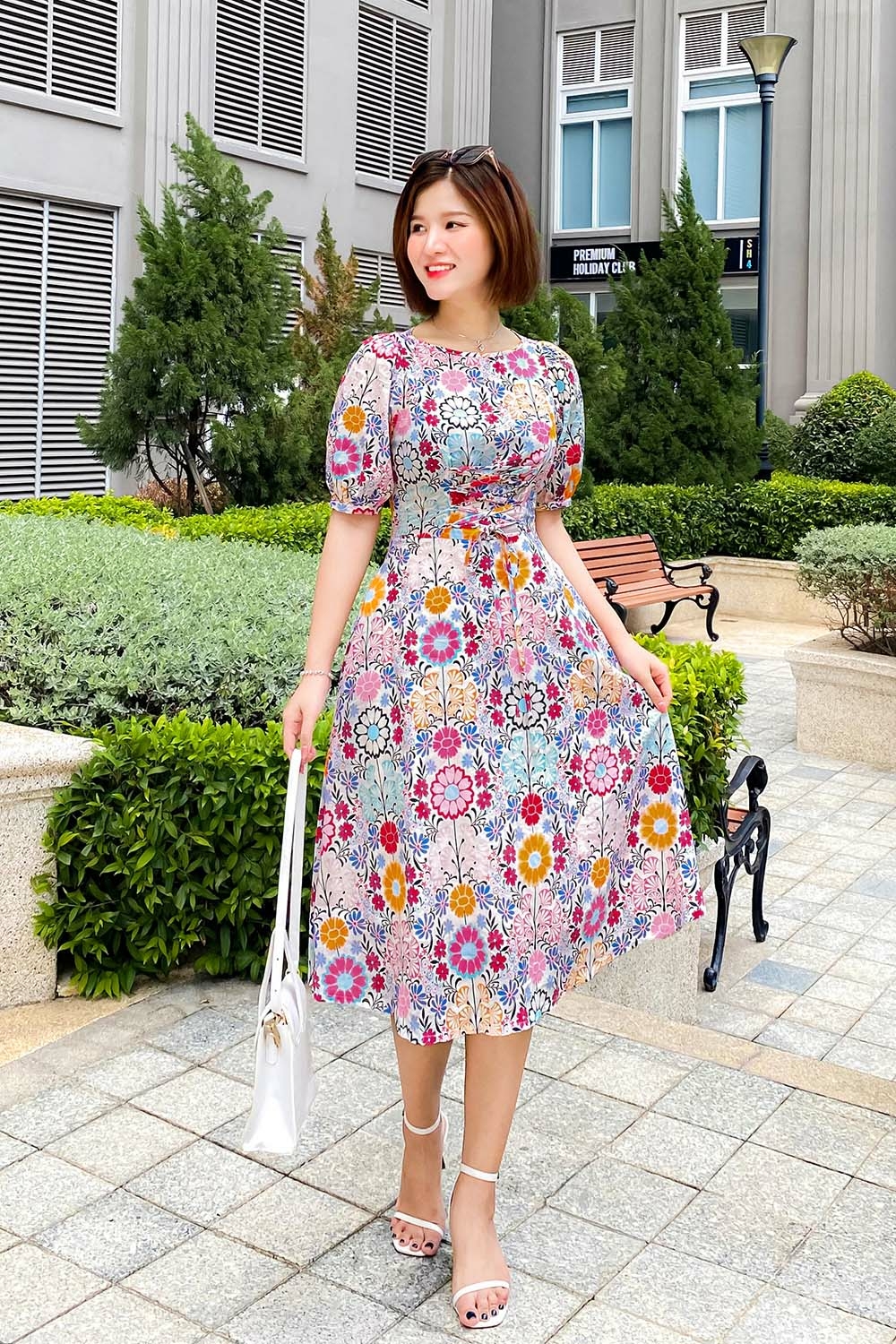 Đầm xòe hoa nhiều màu đan dây eo