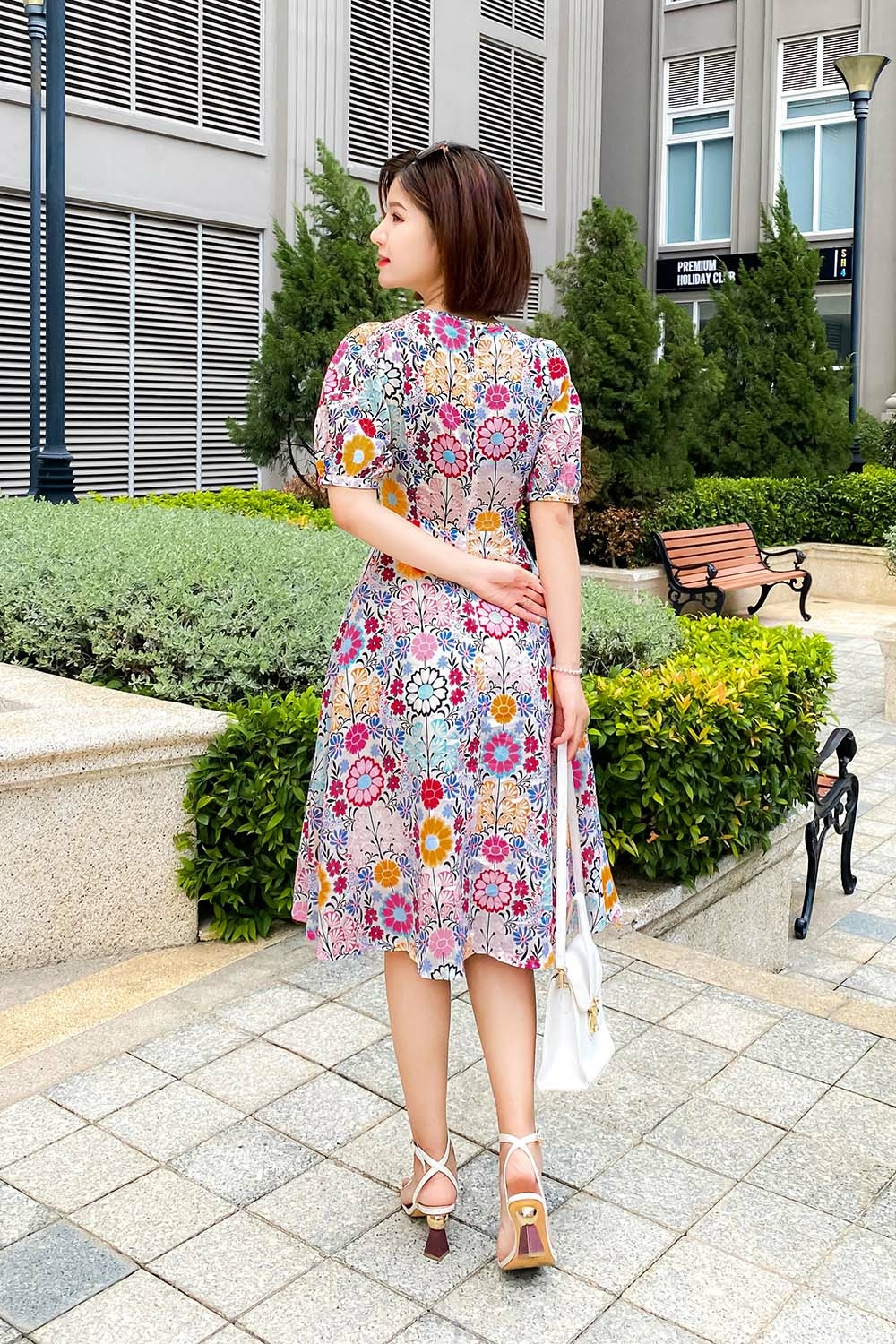 Đầm xòe hoa nhiều màu đan dây eo