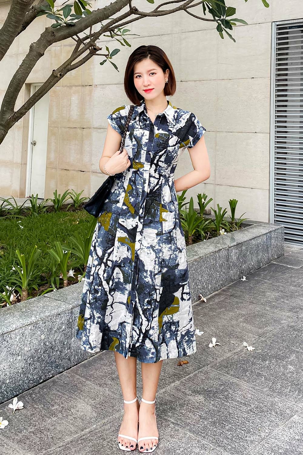 Đầm sơ mi tay hến họa tiết trừu tượng