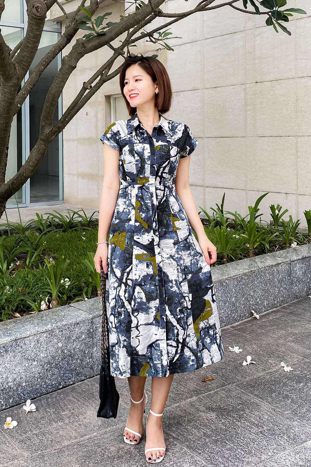 Đầm sơ mi tay hến họa tiết trừu tượng