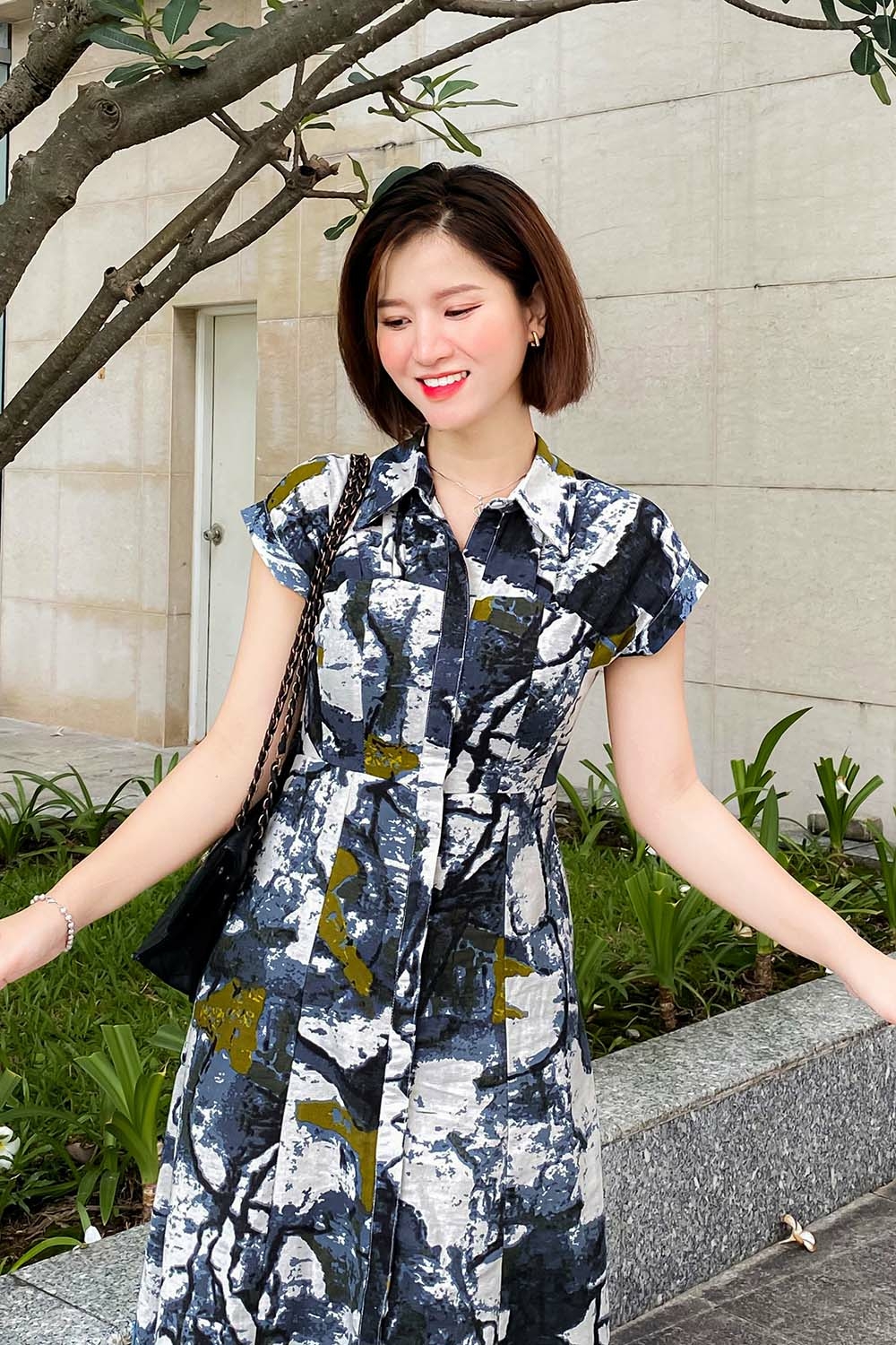 Đầm sơ mi tay hến họa tiết trừu tượng