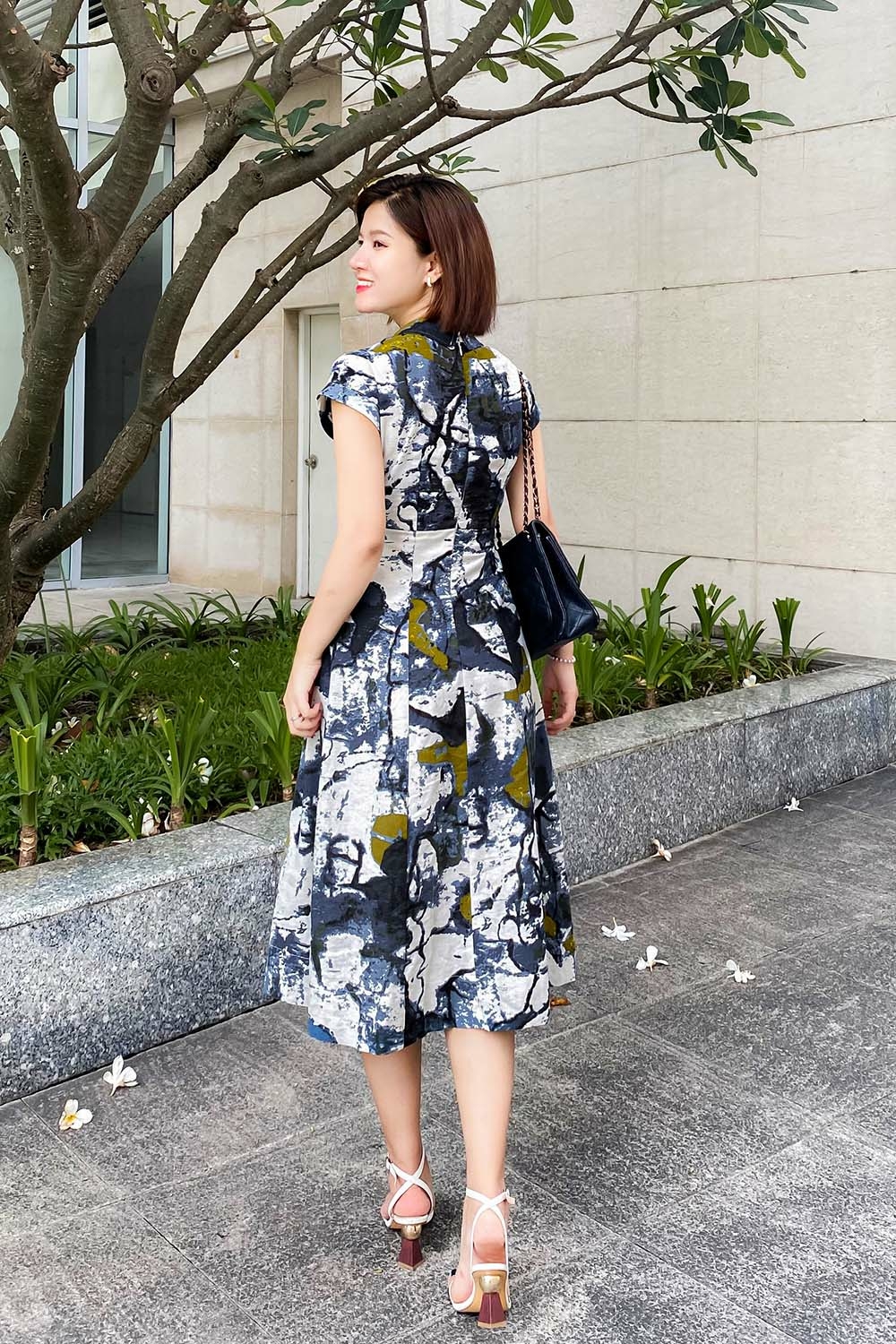 Đầm sơ mi tay hến họa tiết trừu tượng