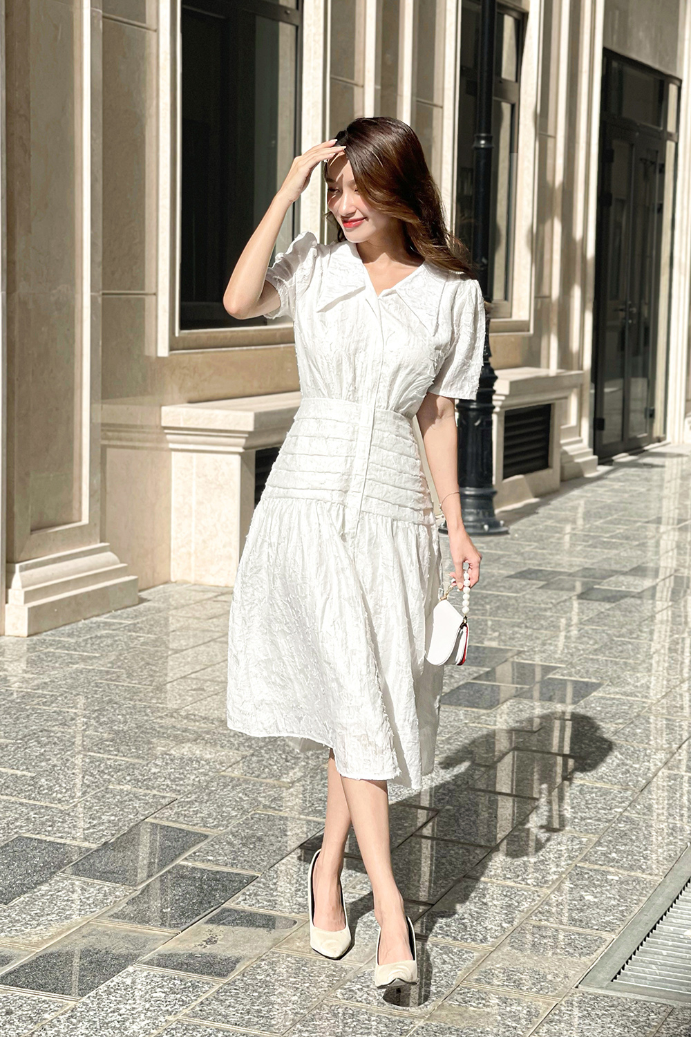 Đầm trắng cổ sen nhọn phối xếp ly