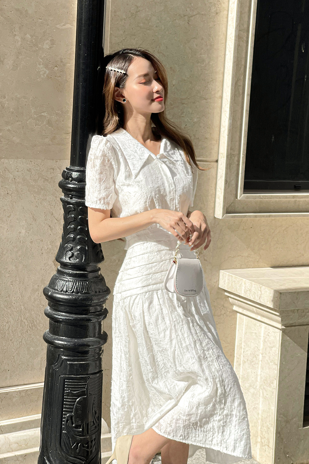 Đầm trắng cổ sen nhọn phối xếp ly