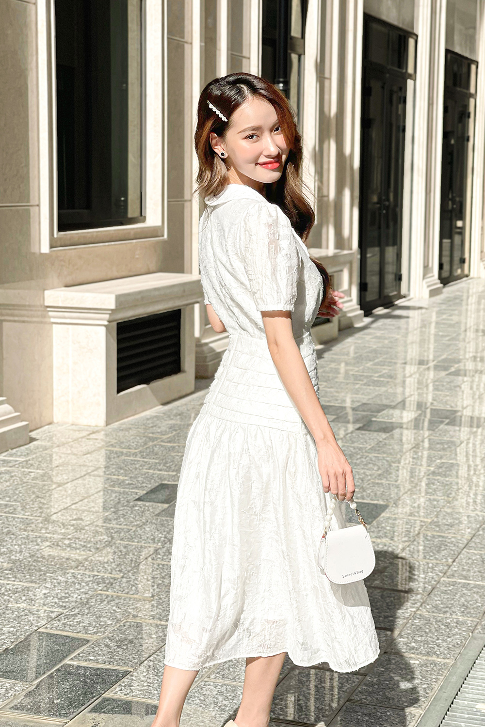 Đầm trắng cổ sen nhọn phối xếp ly