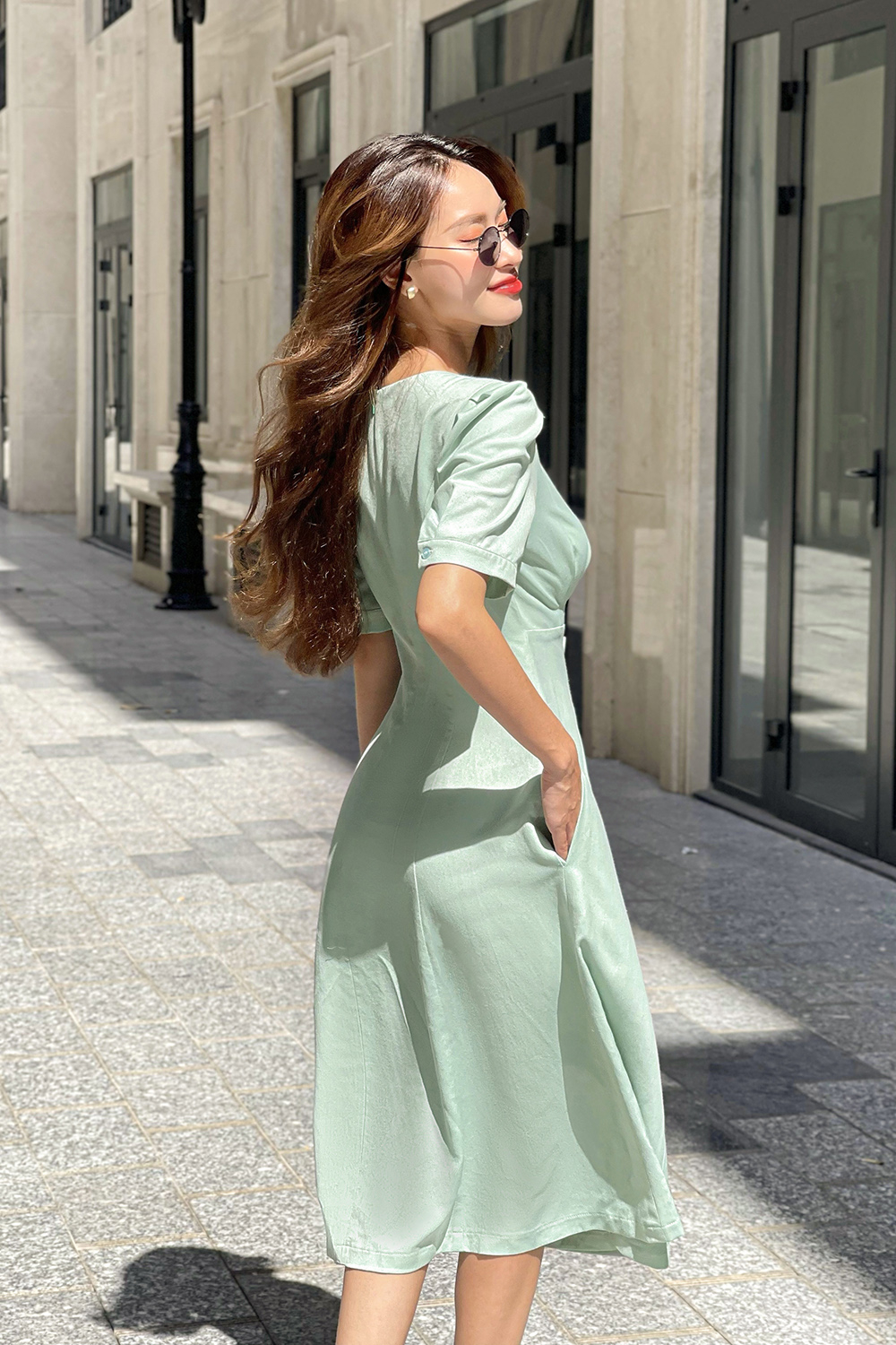 Đầm xanh xòe phối nút cổ chữ V tay ngắn