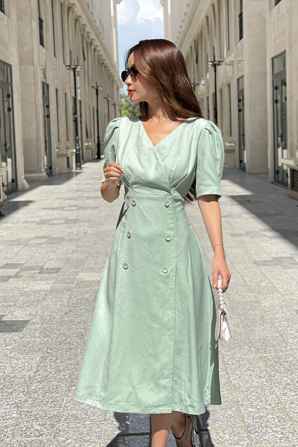 Đầm xanh xòe phối nút cổ chữ V tay ngắn