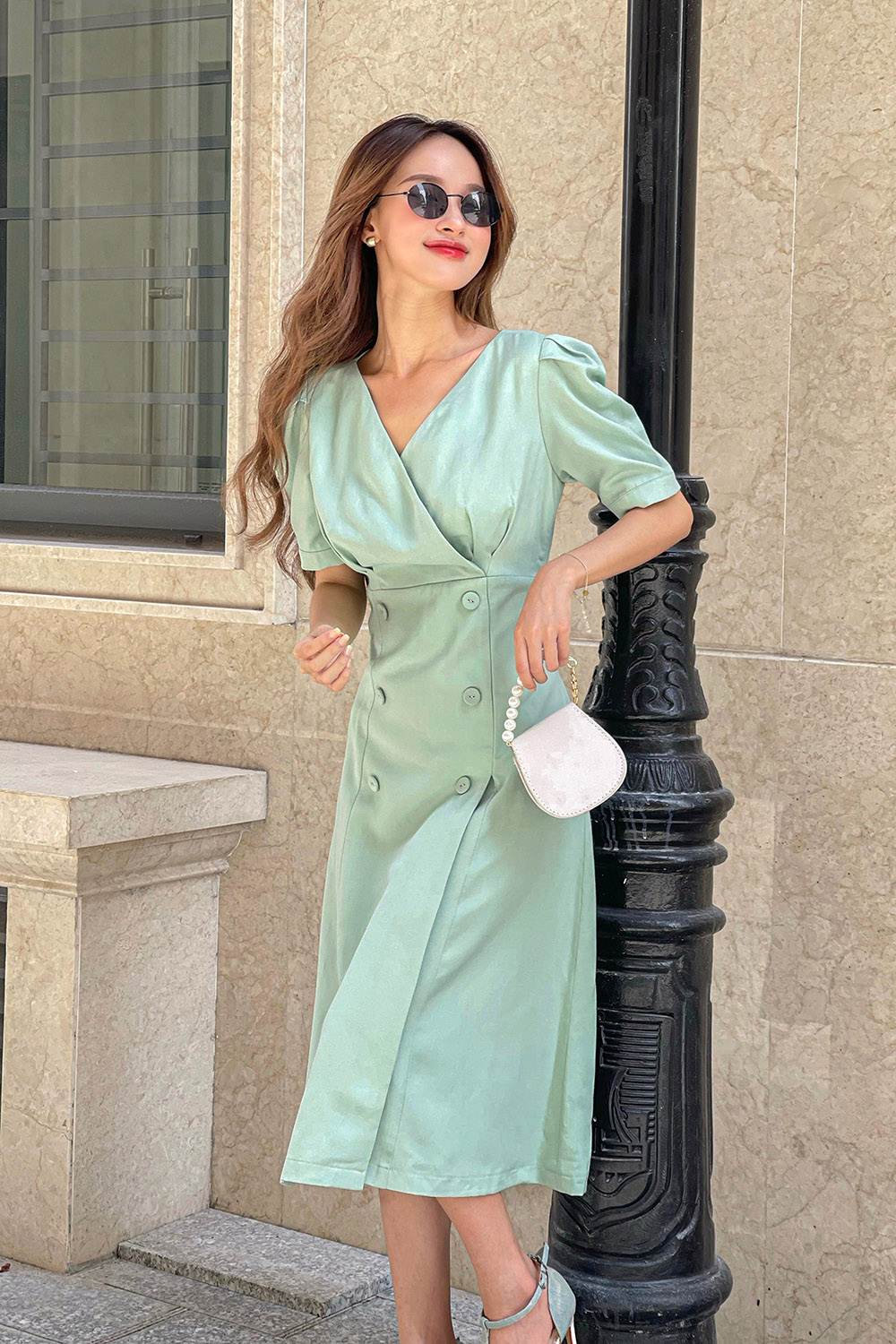 Đầm xanh xòe phối nút cổ chữ V tay ngắn