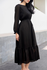 Đầm đen dáng xòe tay dài nhấn eo