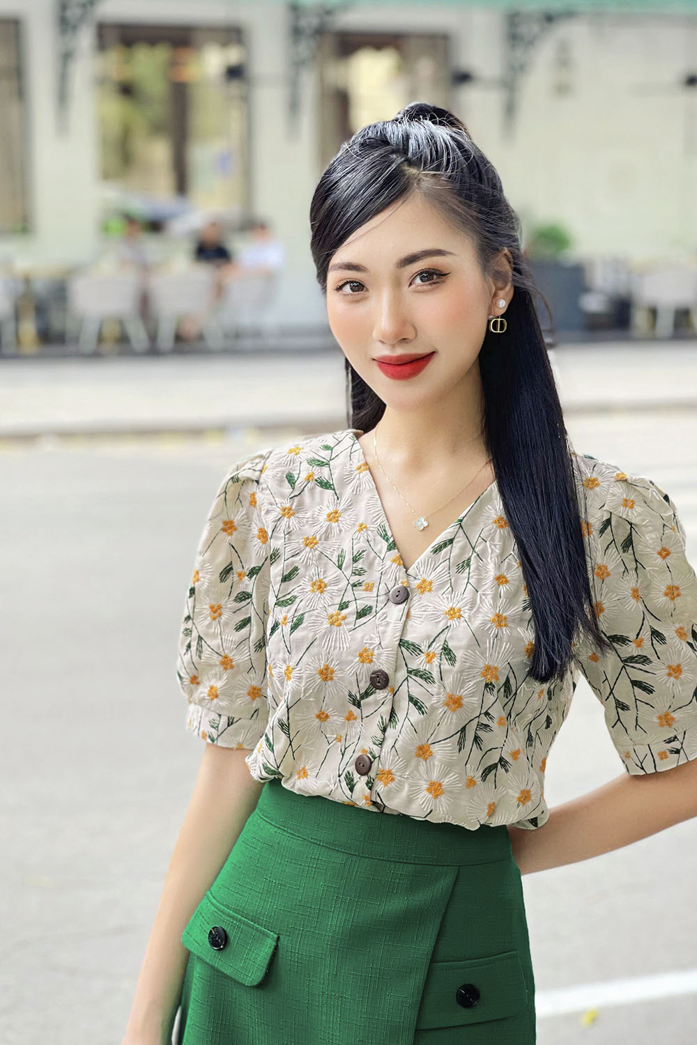 Áo kiểu họa tiết hoa tay phồng cổ chữ V