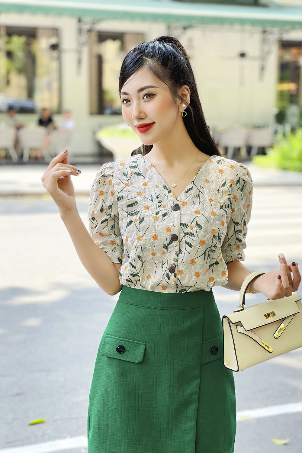 Áo kiểu họa tiết hoa tay phồng cổ chữ V