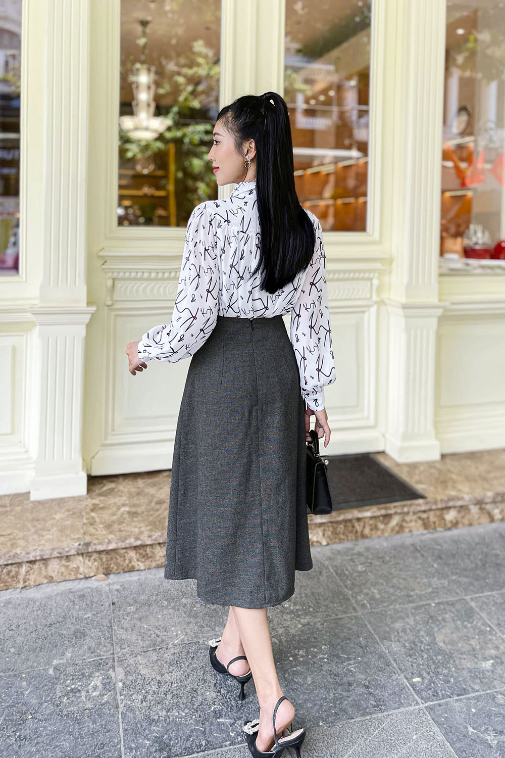 Chân váy công sở dáng xòe chữ A phối nút