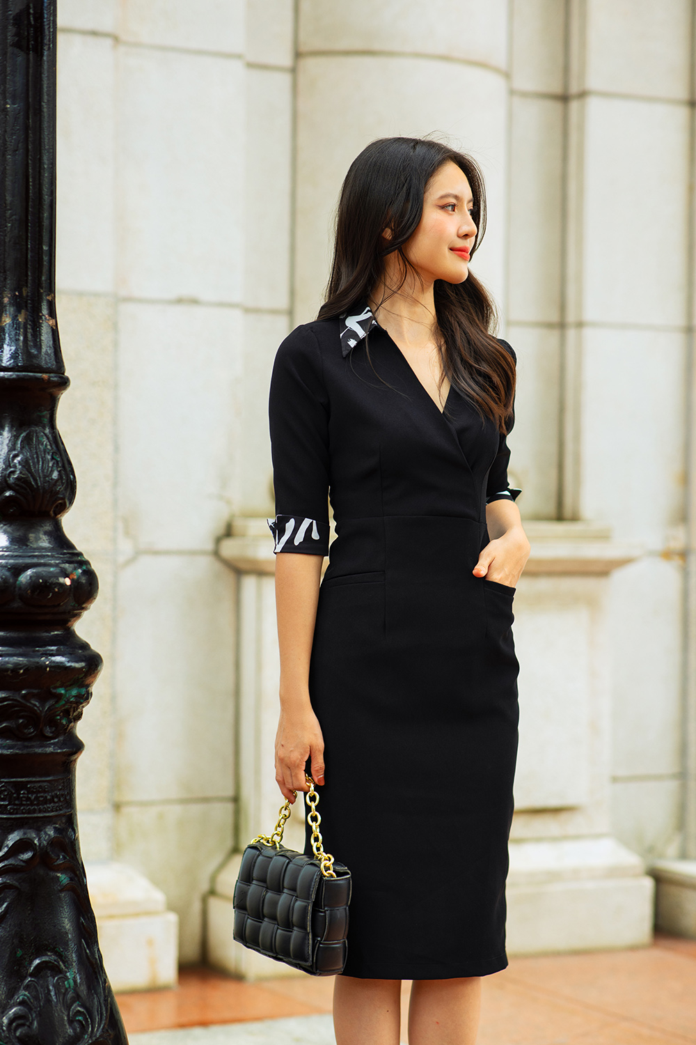 Đầm đen phối màu cổ sơ mi dáng ôm body