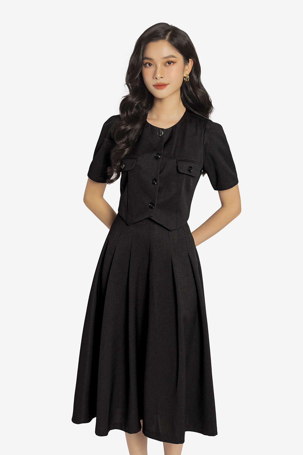 Áo croptop đen tay ngắn cổ tròn