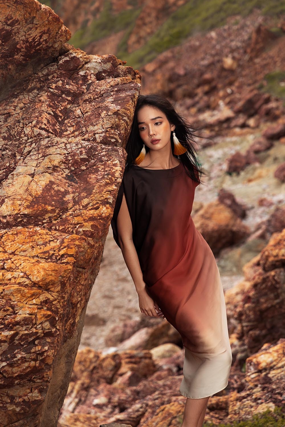 Đầm suông lệch vai loang màu