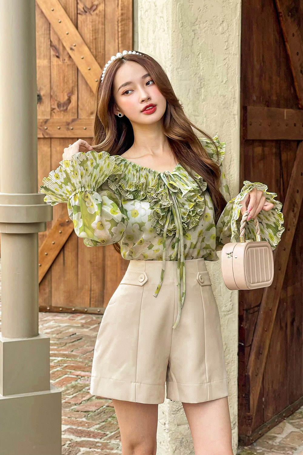 Quần short nữ lưng cao màu kem