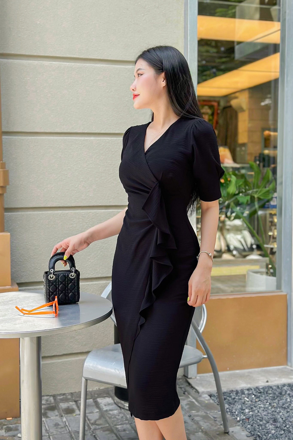 Đầm ôm body công sở màu đen cổ tim