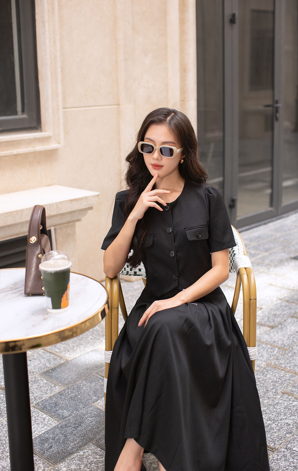 Áo croptop đen tay ngắn cổ tròn