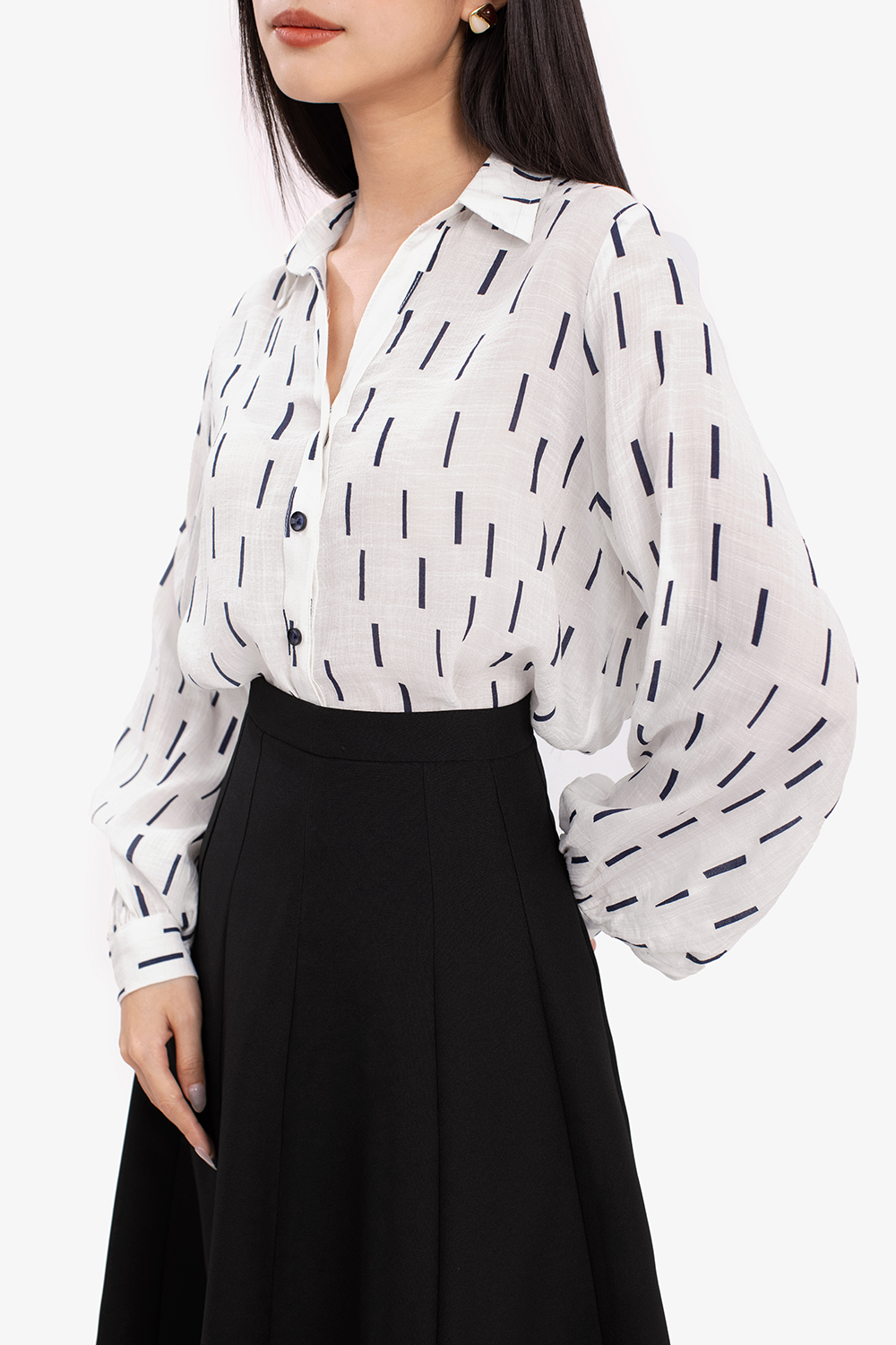 Áo sơ mi nữ trắng họa tiết tay dài