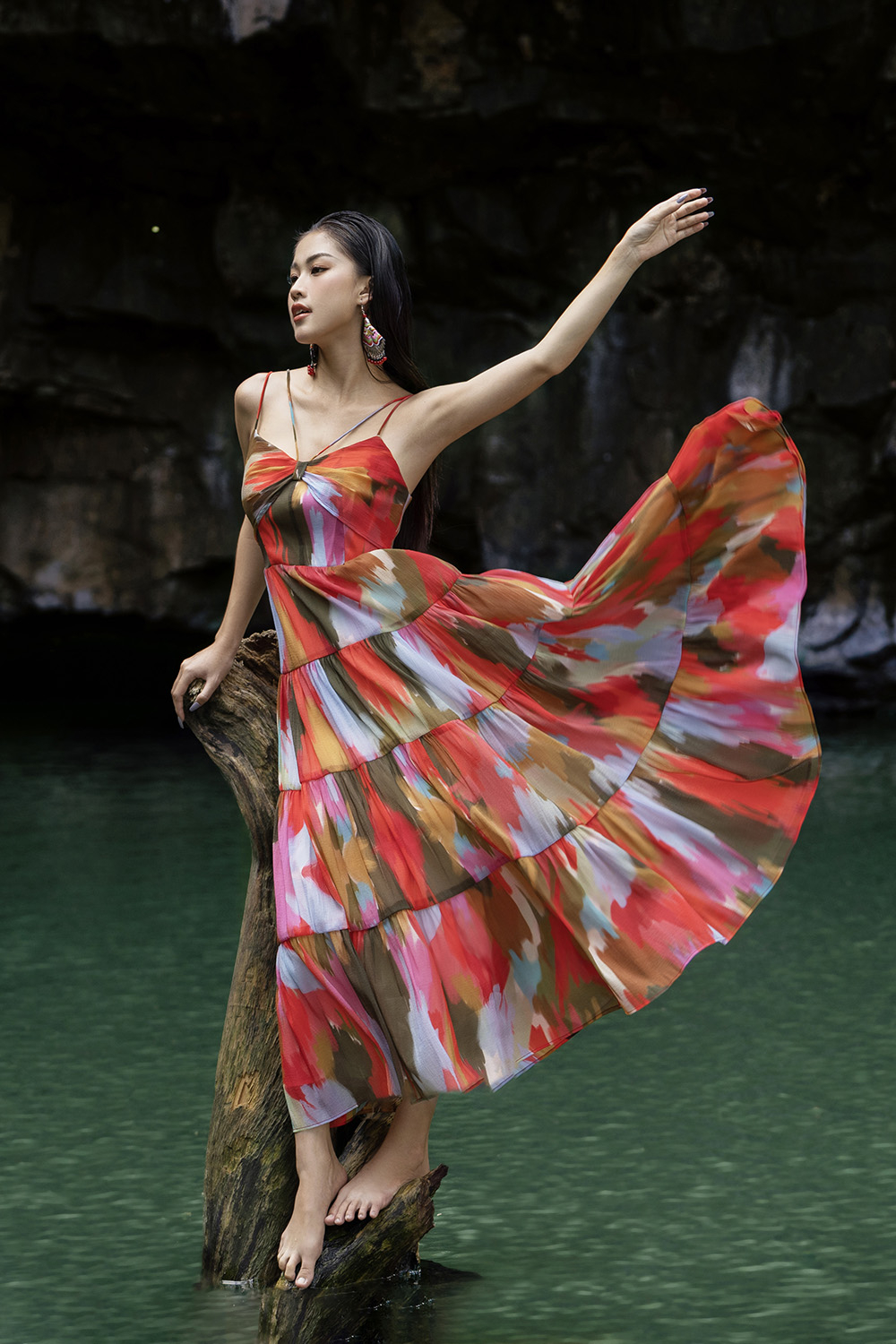 Đầm hai dây dáng dài xếp tầng họa tiết loang màu